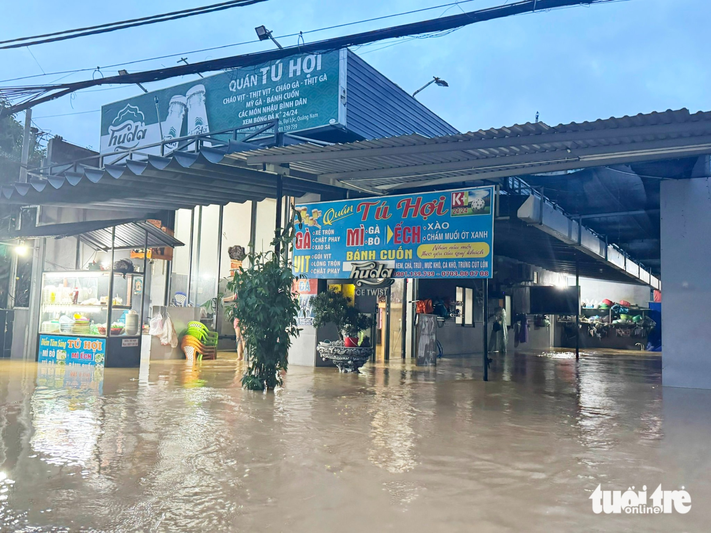 10月28日上午洪水更新:Thu Bồn河和Vu Gia河洪水消退缓慢,许多地区仍深陷积水